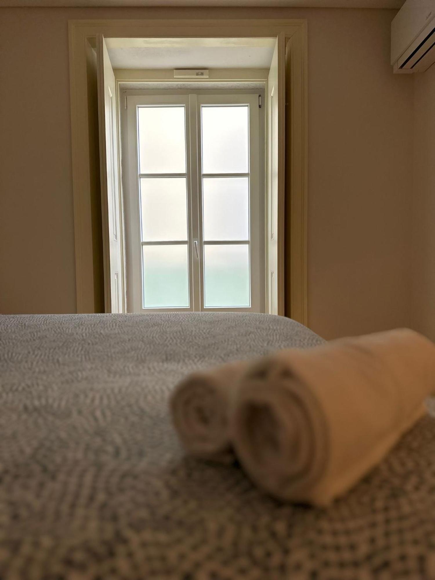 Central Bedroom In Shared House In Chiado - Historic Center Of Lisbona Esterno foto